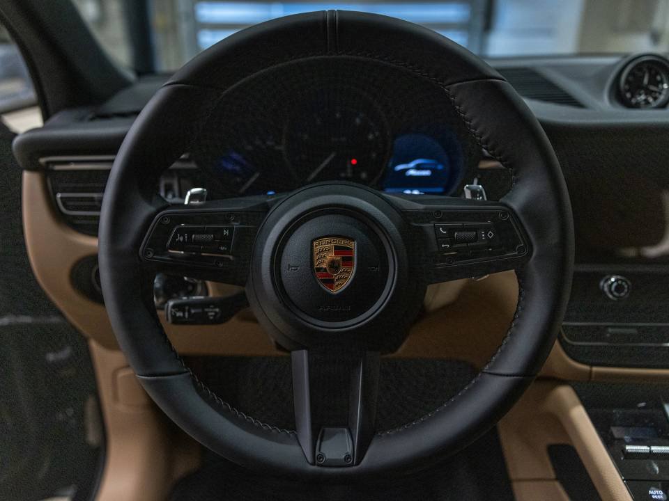 Certified 2026 Porsche Macan AWD/4WD image 6