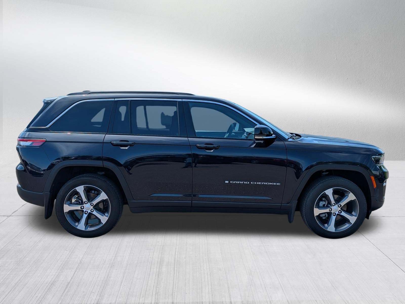 Used 2024 Jeep Grand Cherokee Limited w/ Trailer Tow Package AWD/4WD image 8