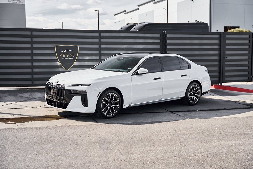 Used 2025 BMW 760i xDrive w/ Premium Package image 5