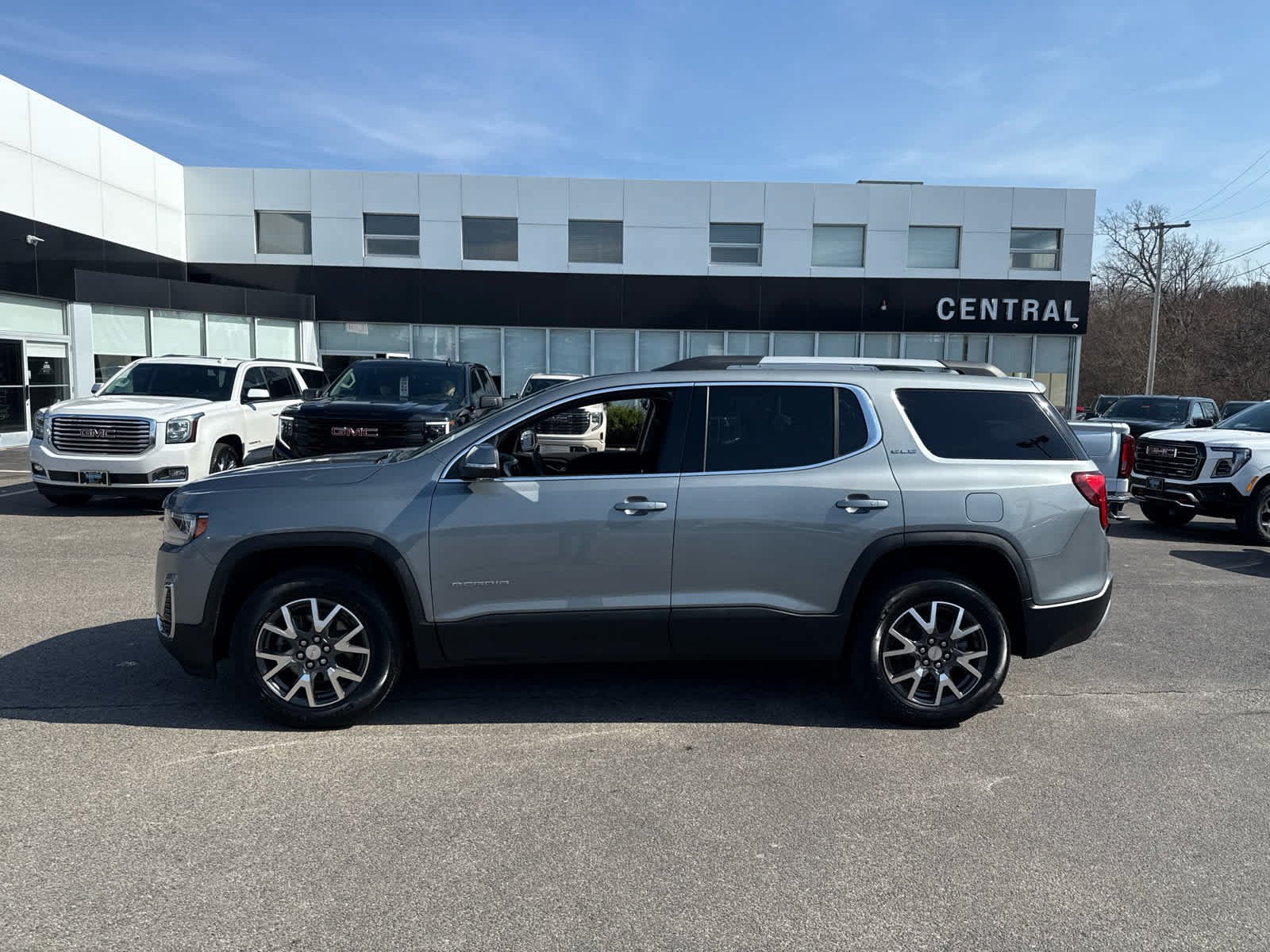 Certified 2023 GMC Acadia SLE w/ Driver Convenience Package AWD/4WD image 2