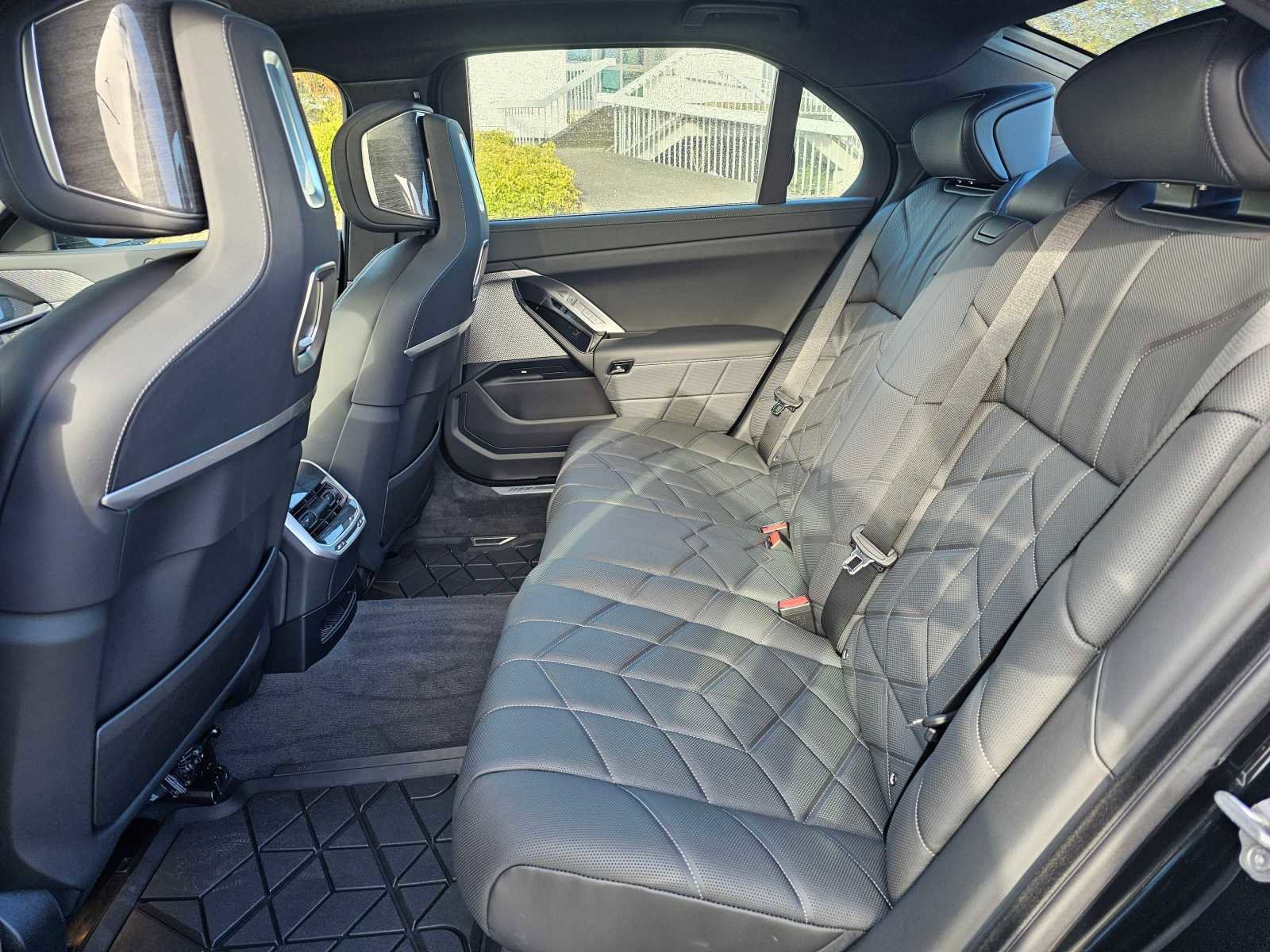 New 2024 BMW i7 xDrive60 image 17