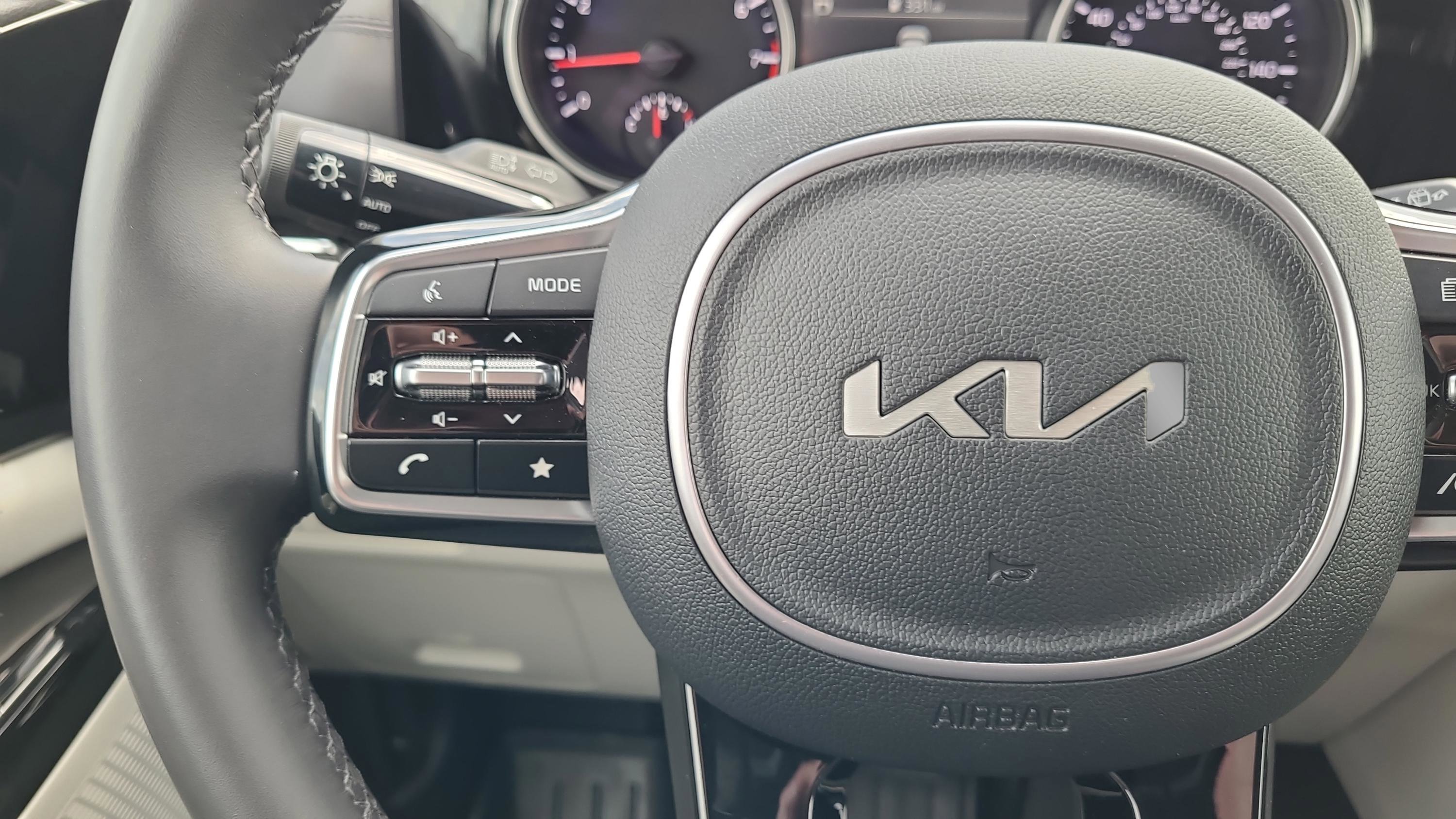 Used 2024 Kia Carnival EX image 22