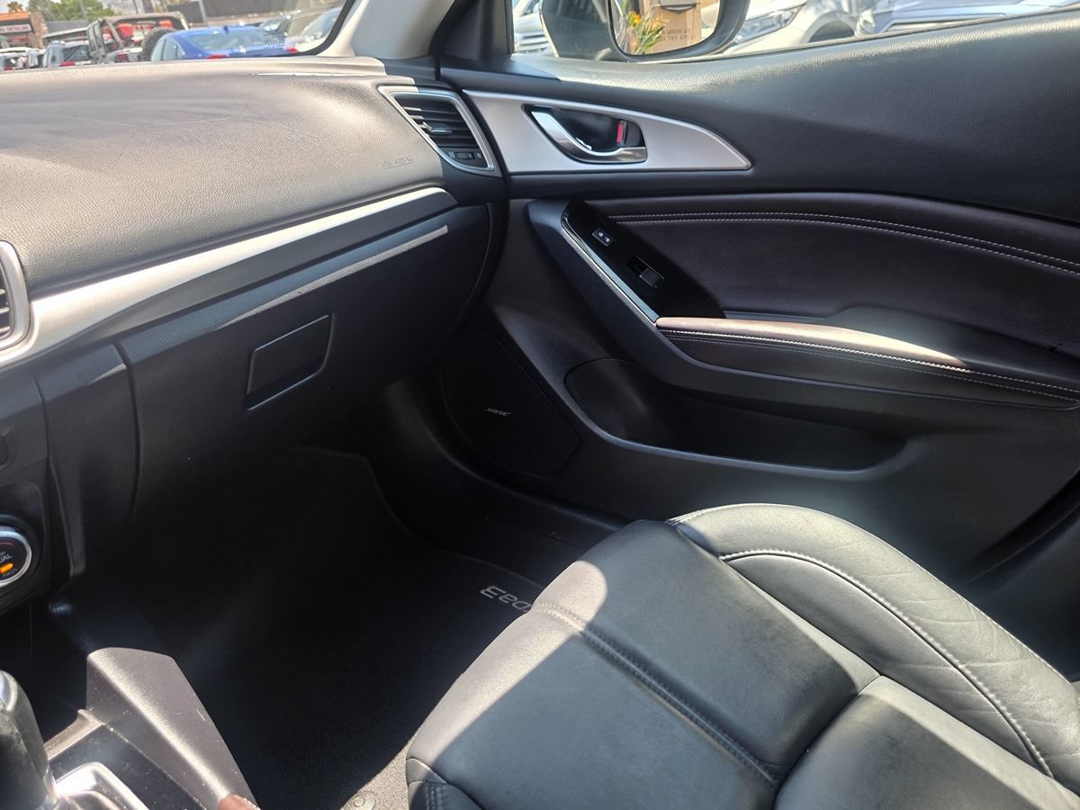 Used 2018 MAZDA MAZDA3 Touring FWD image 33