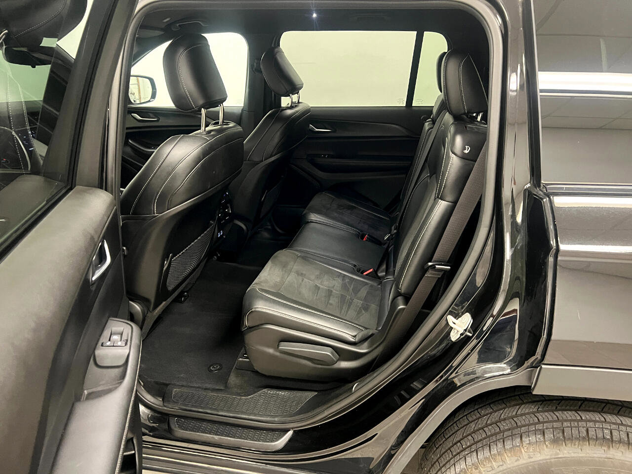 Used 2024 Jeep Grand Cherokee L Laredo image 22