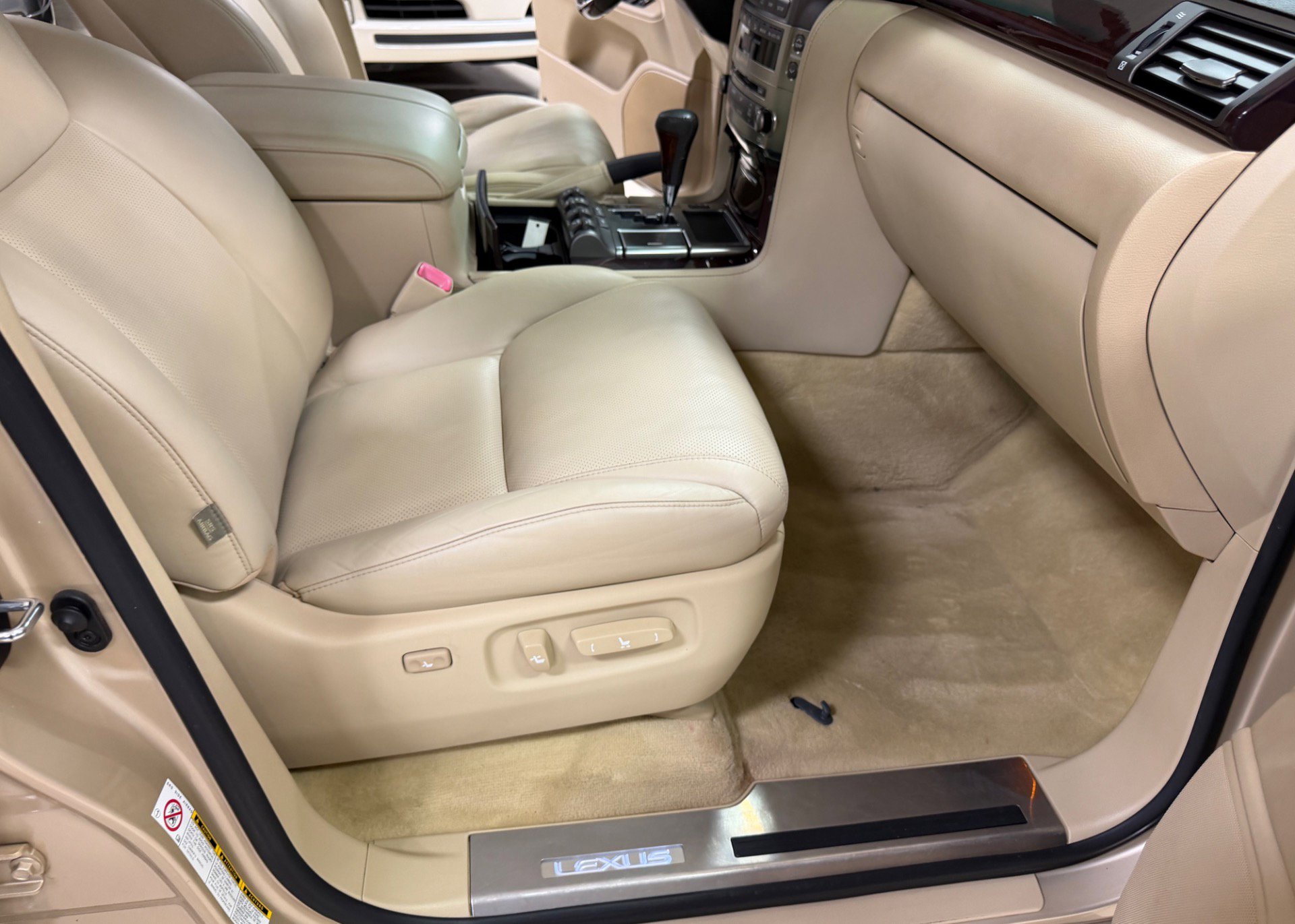 Used 2011 Lexus LX 570 4WD w/ Luxury Pkg w/Pre-crash image 29