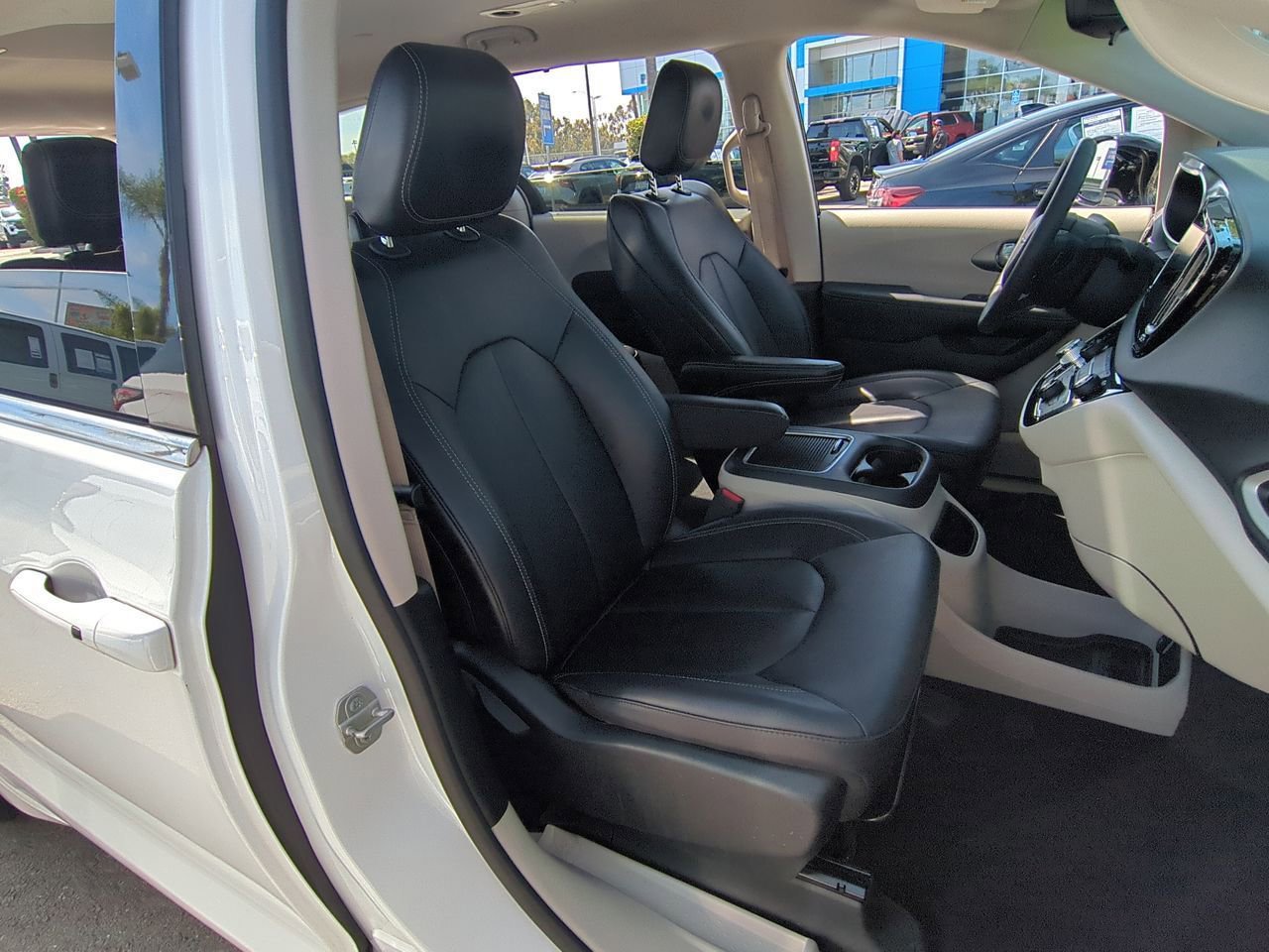 Used 2024 Chrysler Pacifica Touring-L image 25