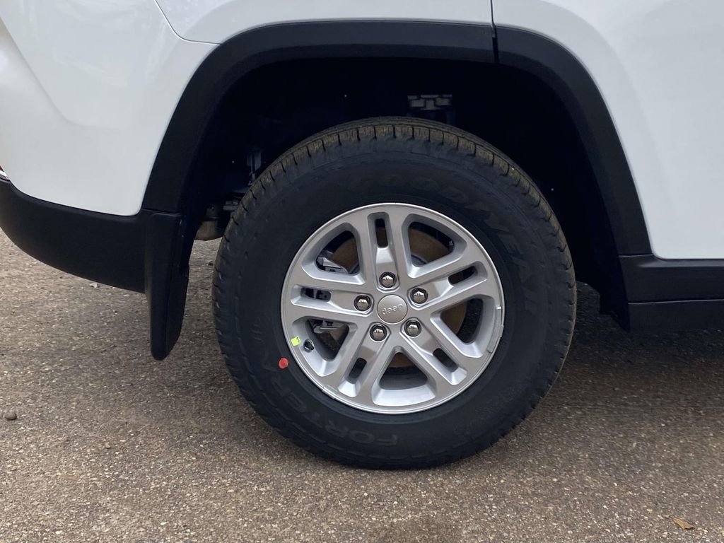 New 2025 Jeep Grand Cherokee Laredo w/ MOPAR Finishing Package image 33