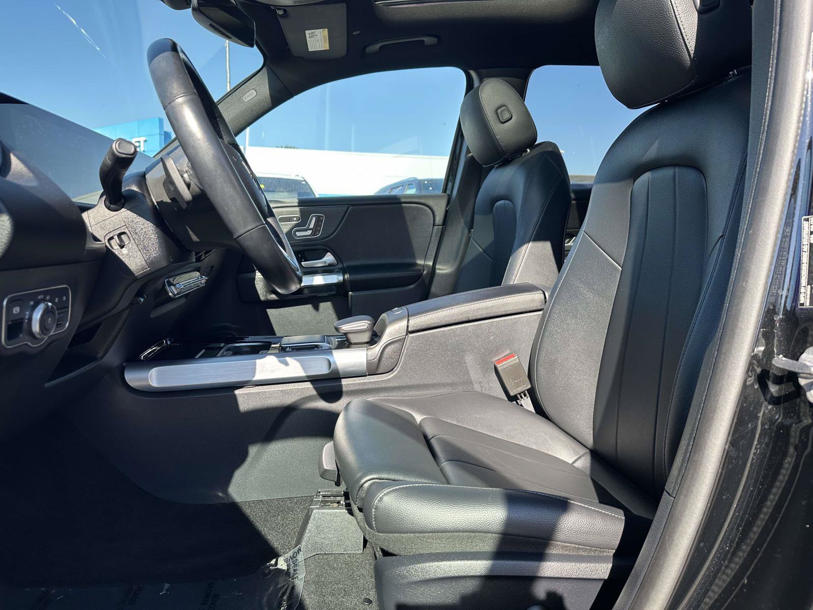 Used 2023 Mercedes-Benz GLB 250 4MATIC w/ Premium Package image 23