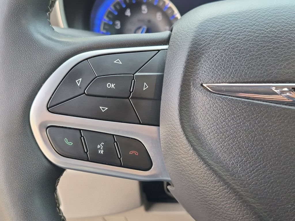 Used 2023 Chrysler Pacifica Touring-L FWD image 23