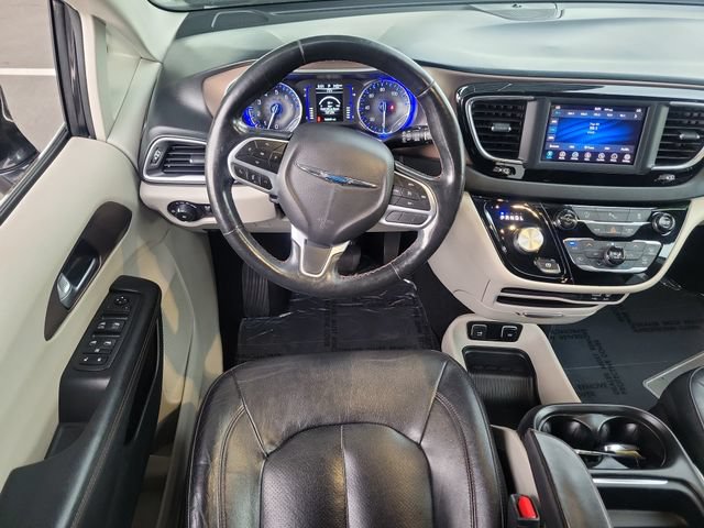 Used 2019 Chrysler Pacifica Touring-L FWD image 7