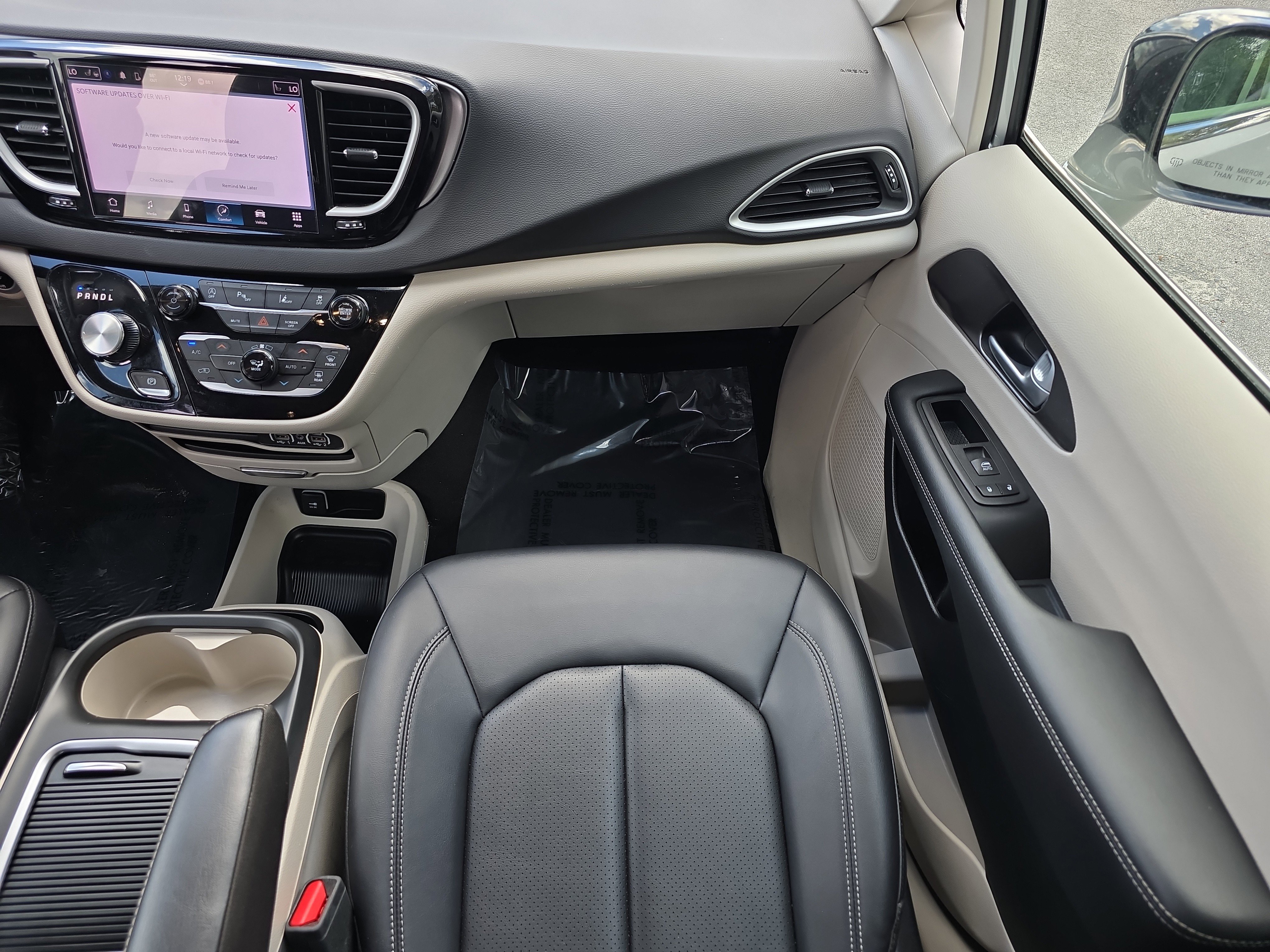 Used 2024 Chrysler Pacifica Touring-L FWD image 17
