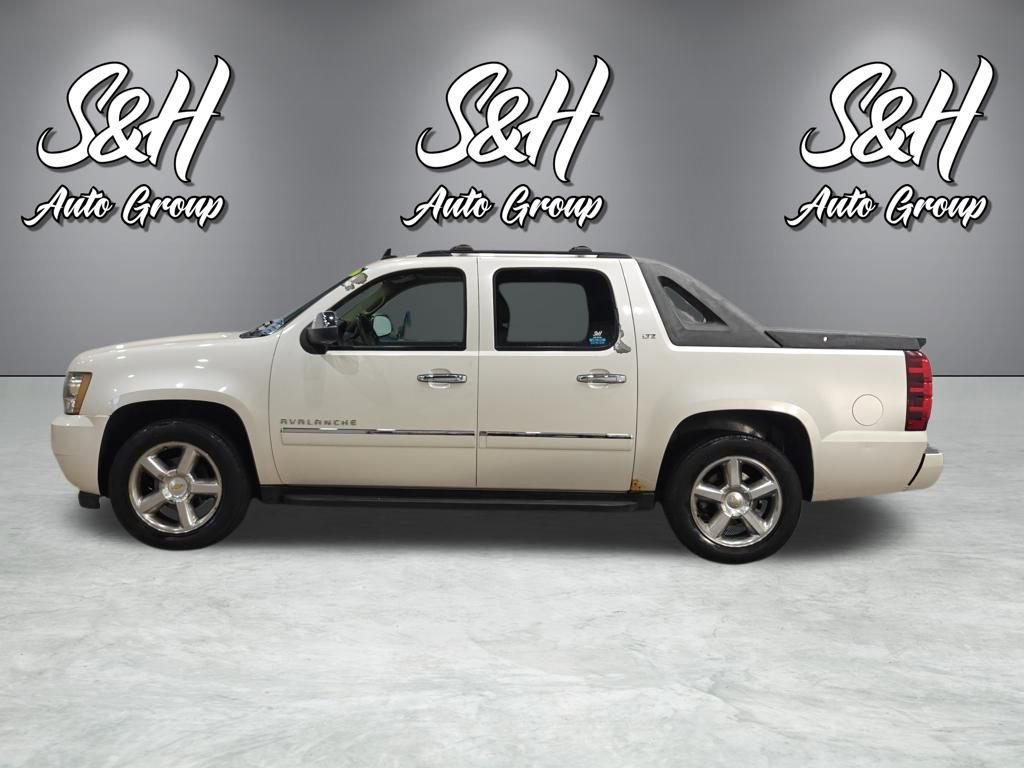 Used 2011 Chevrolet Avalanche LTZ AWD/4WD image 25