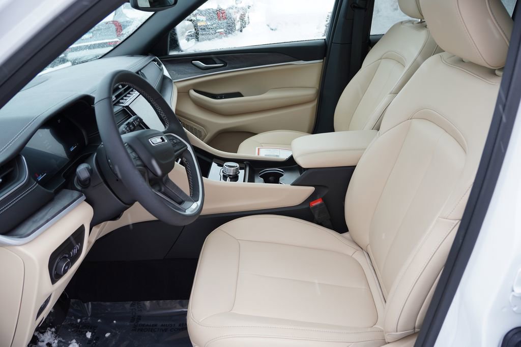 Certified 2024 Jeep Grand Cherokee Limited w/ MOPAR Finishing Package image 16