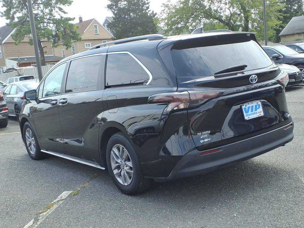 Used 2025 Toyota Sienna XLE FWD image 4