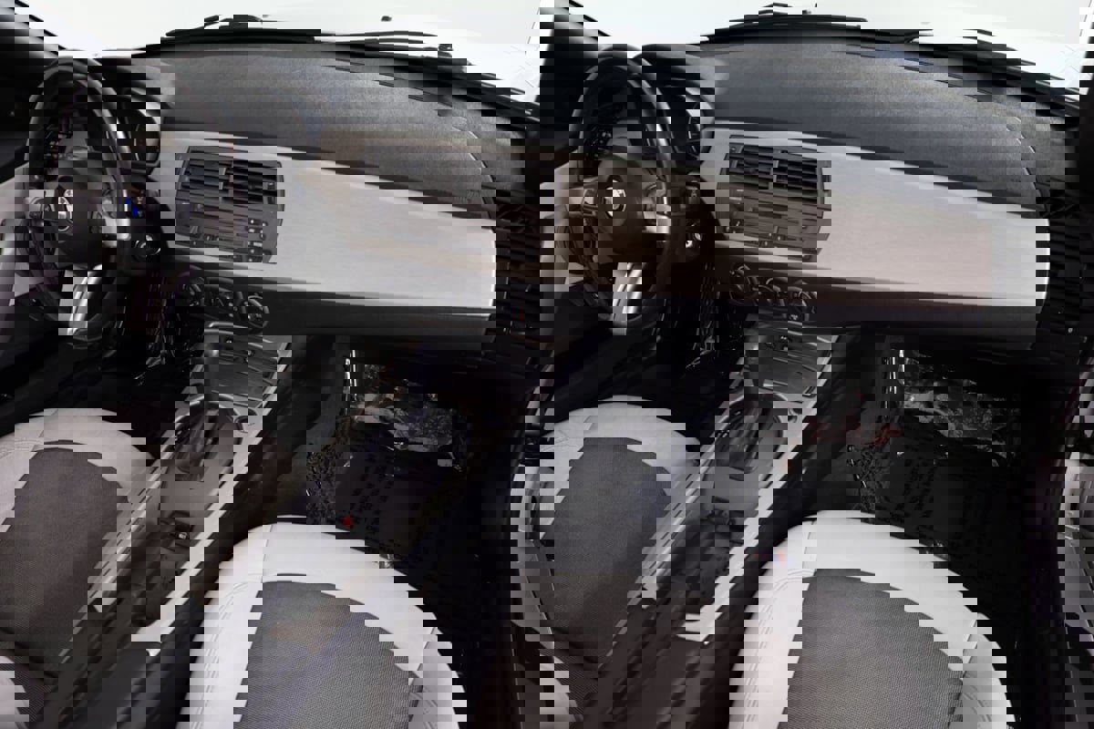 Used 2004 BMW Z4 2.5i image 25