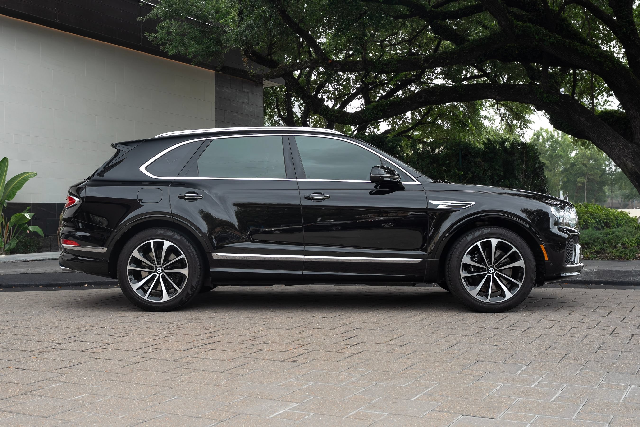 Certified 2024 Bentley Bentayga Plug-In Hybrid AWD/4WD image 5