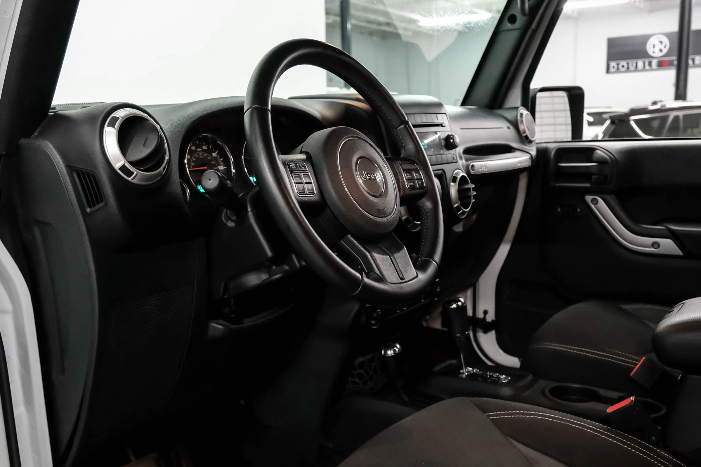 Used 2018 Jeep Wrangler Sahara w/ Connectivity Group AWD/4WD image 2