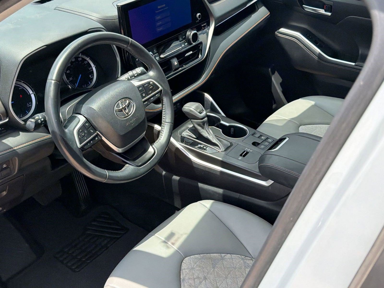 Used 2023 Toyota Highlander Bronze Edition FWD image 4