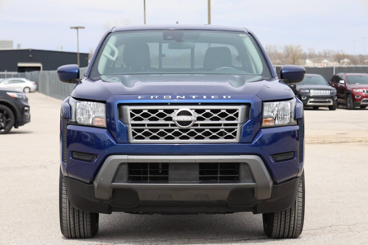 Used 2022 Nissan Frontier SV image 2
