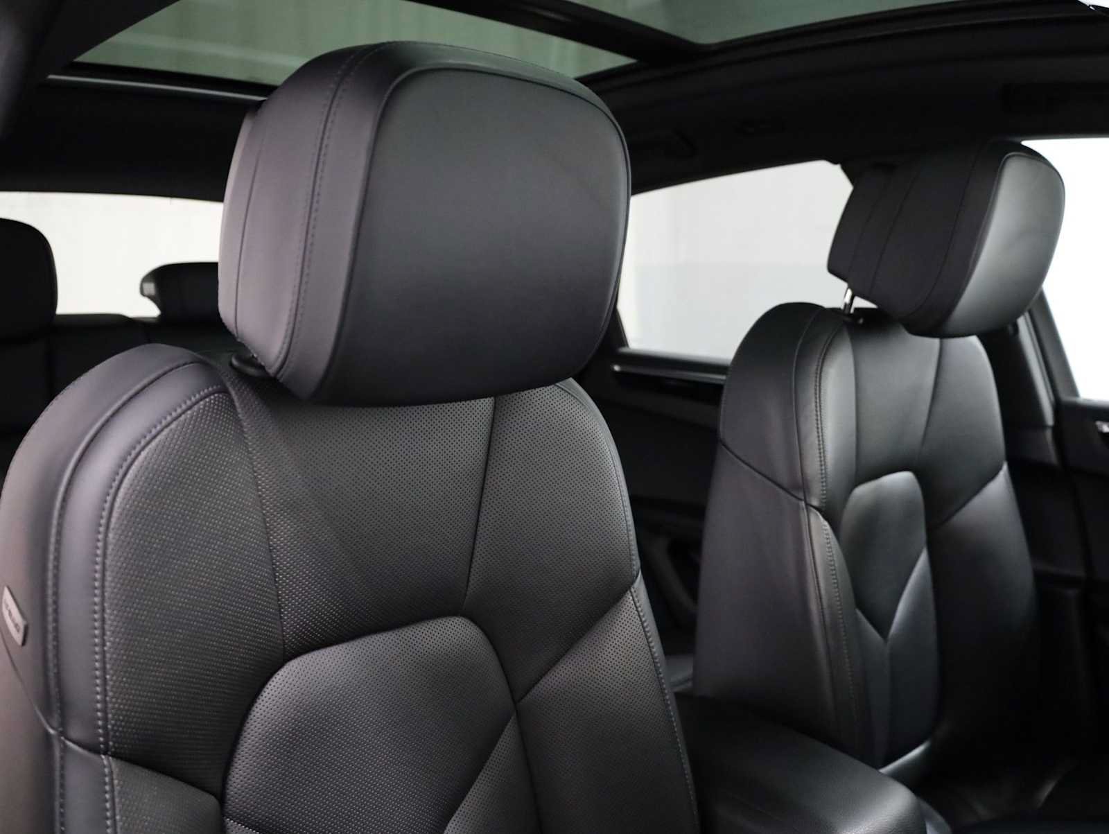 Certified 2022 Porsche Macan AWD/4WD image 22