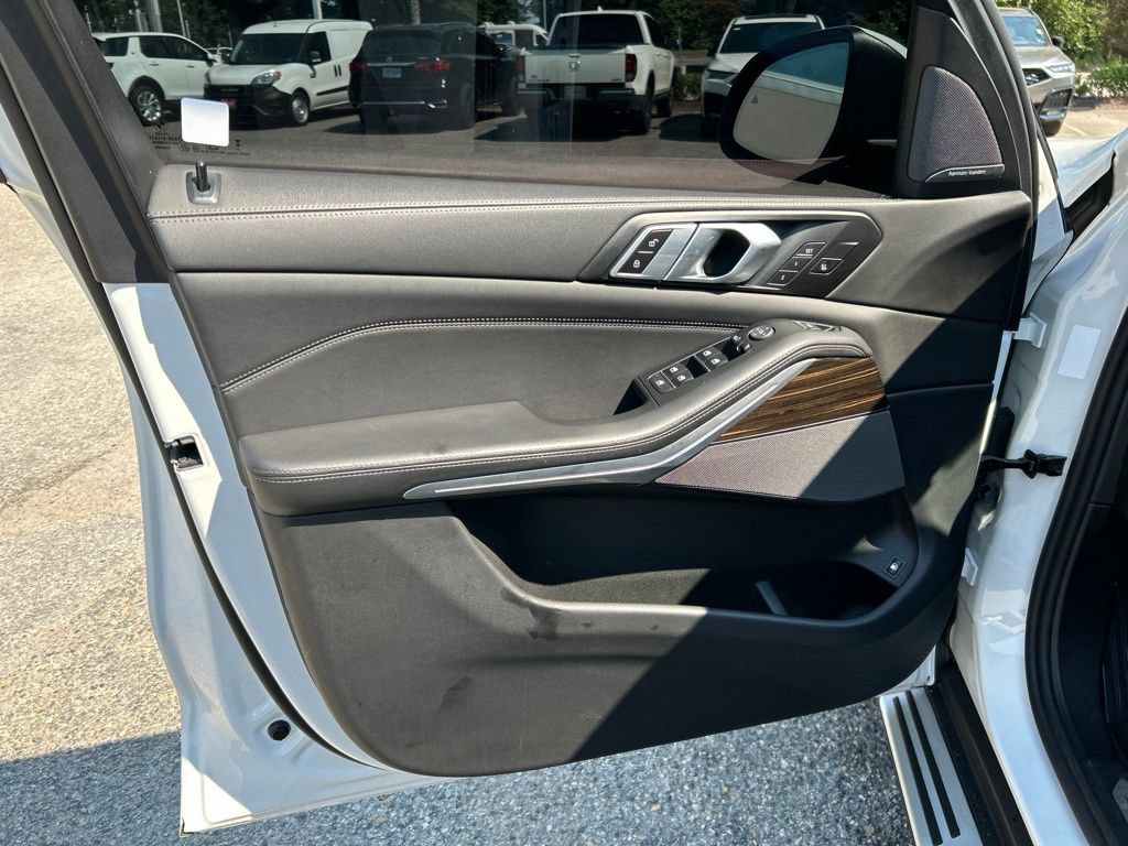 Used 2025 BMW X5 xDrive50e AWD/4WD image 16
