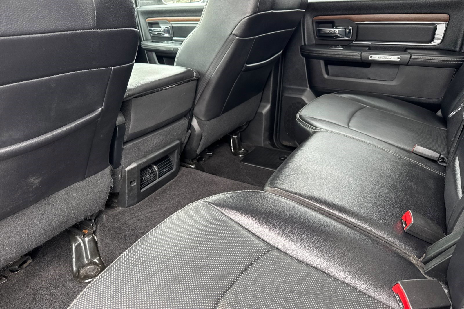 Used 2017 RAM 1500 Laramie RWD image 27