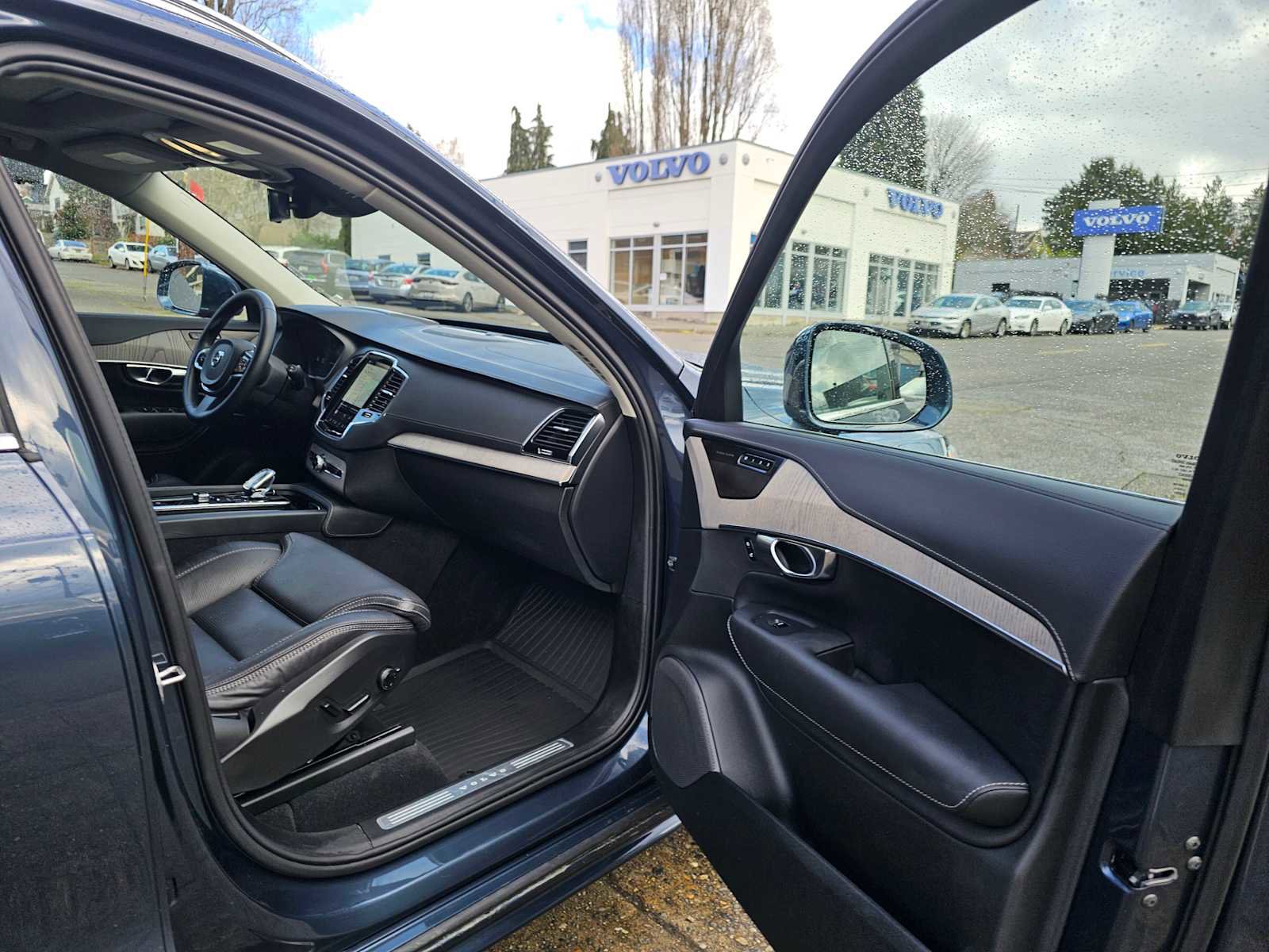 Certified 2024 Volvo XC90 B6 Ultimate w/ Protection Package Premier image 17