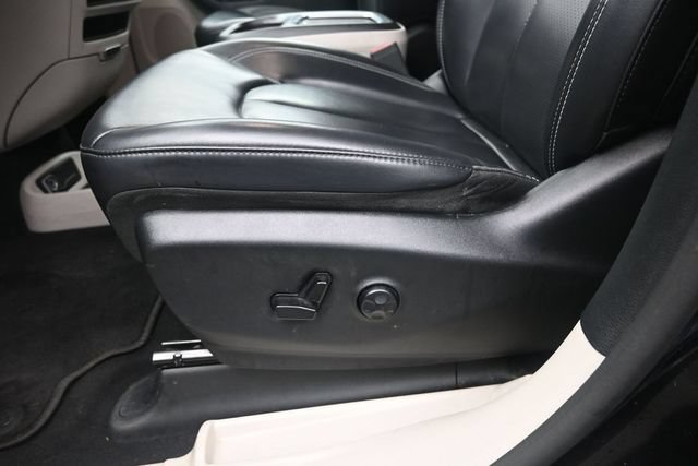 Used 2023 Chrysler Pacifica Touring-L FWD image 13