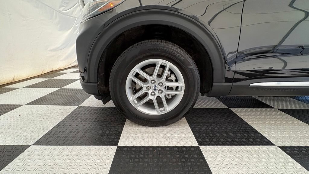 Used 2025 Ford Explorer Active AWD/4WD image 12