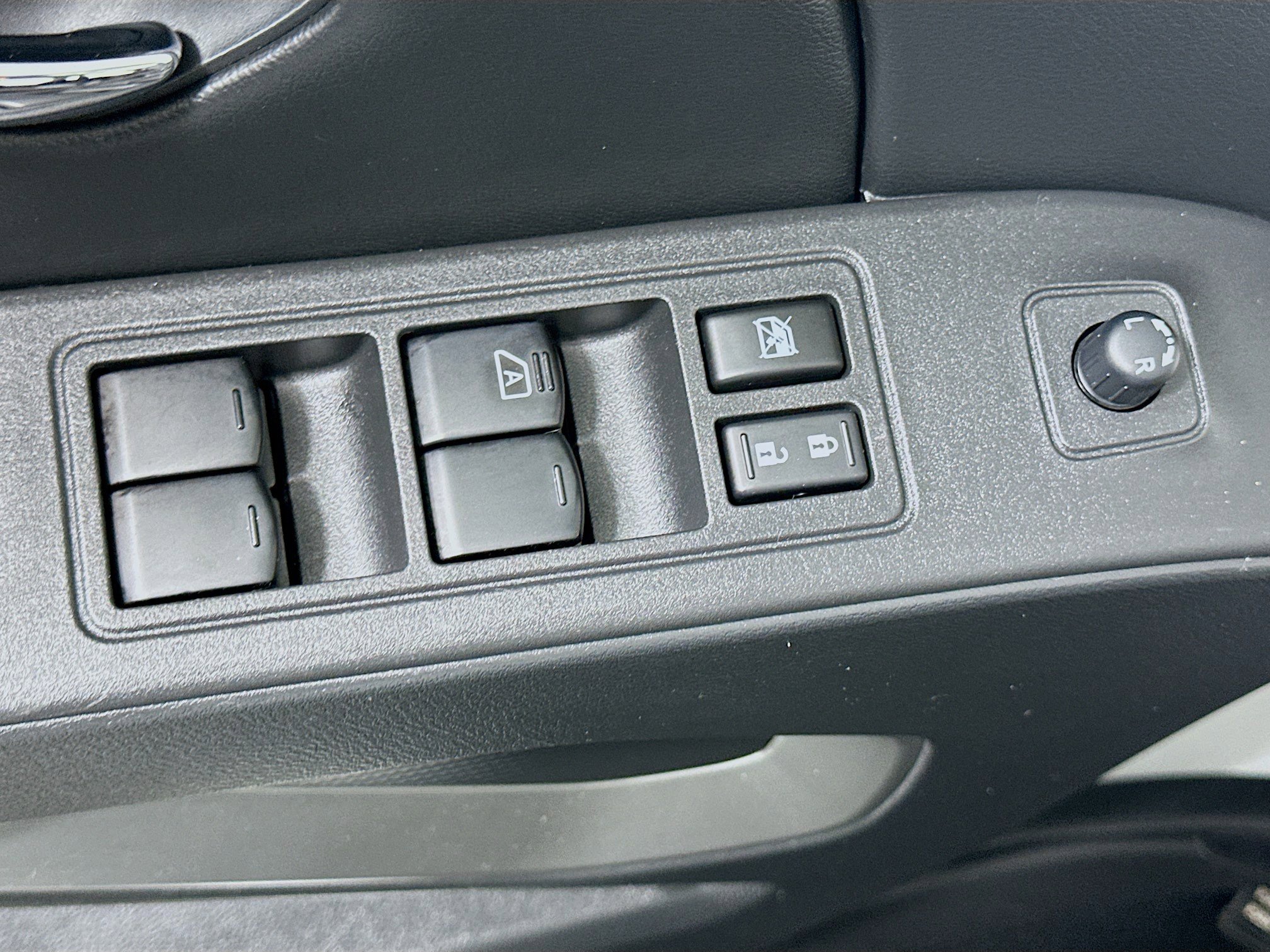 Used 2025 Nissan Frontier SV image 15