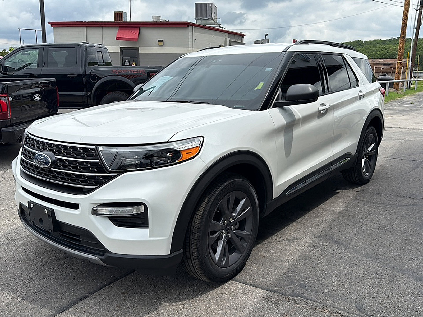 Used 2021 Ford Explorer XLT w/ Equipment Group 202A AWD/4WD image 8