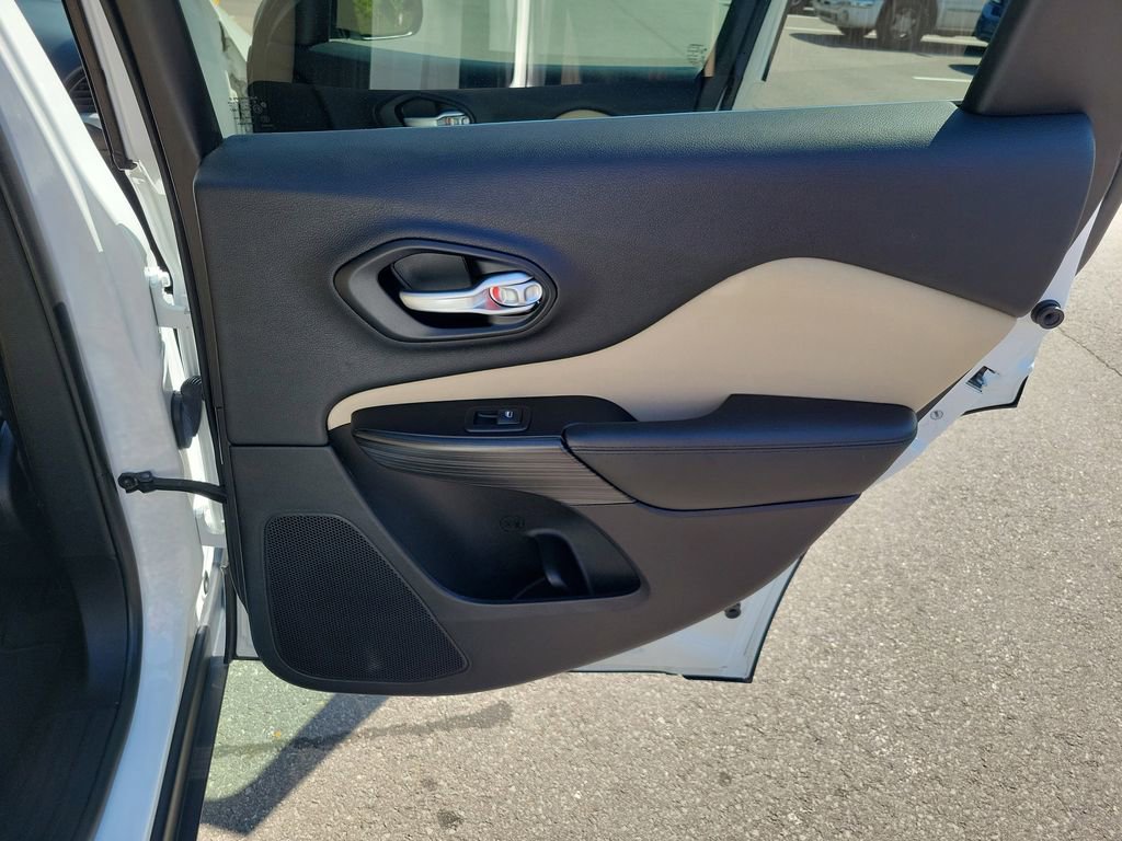 Used 2016 Jeep Cherokee Latitude w/ Comfort/Convenience Group FWD image 40