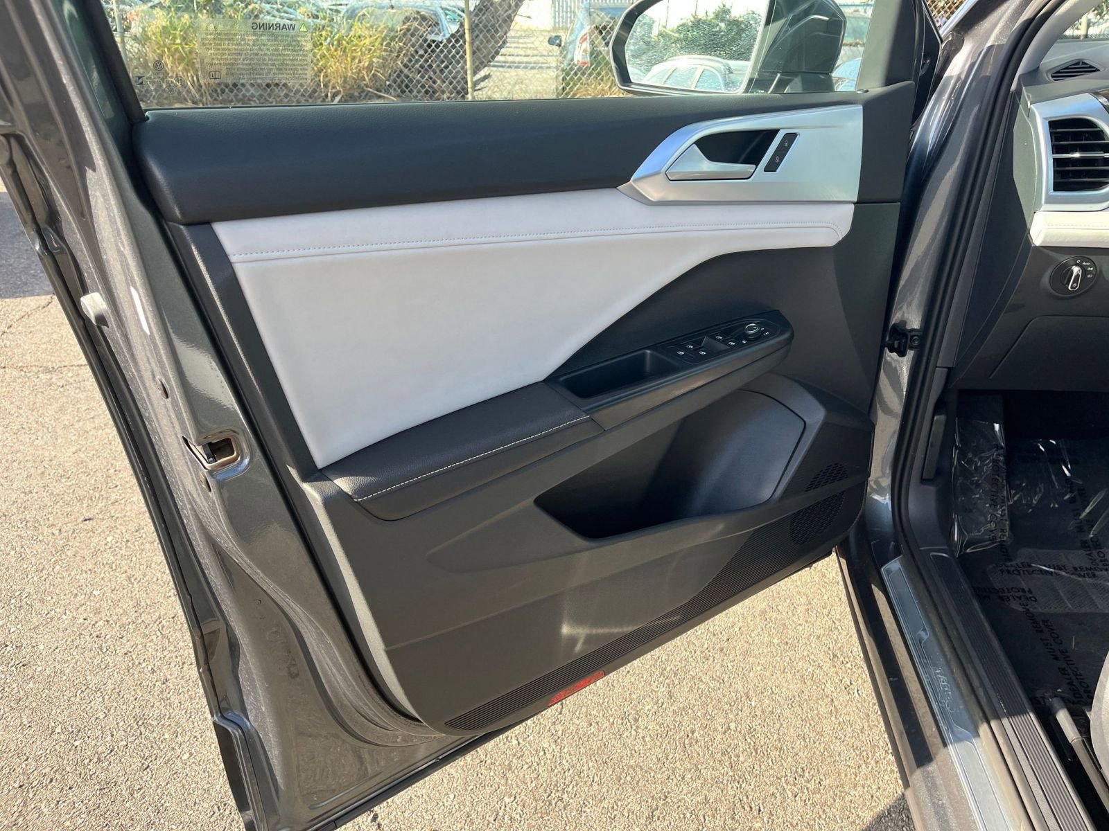 Used 2025 Volkswagen Taos SE image 18