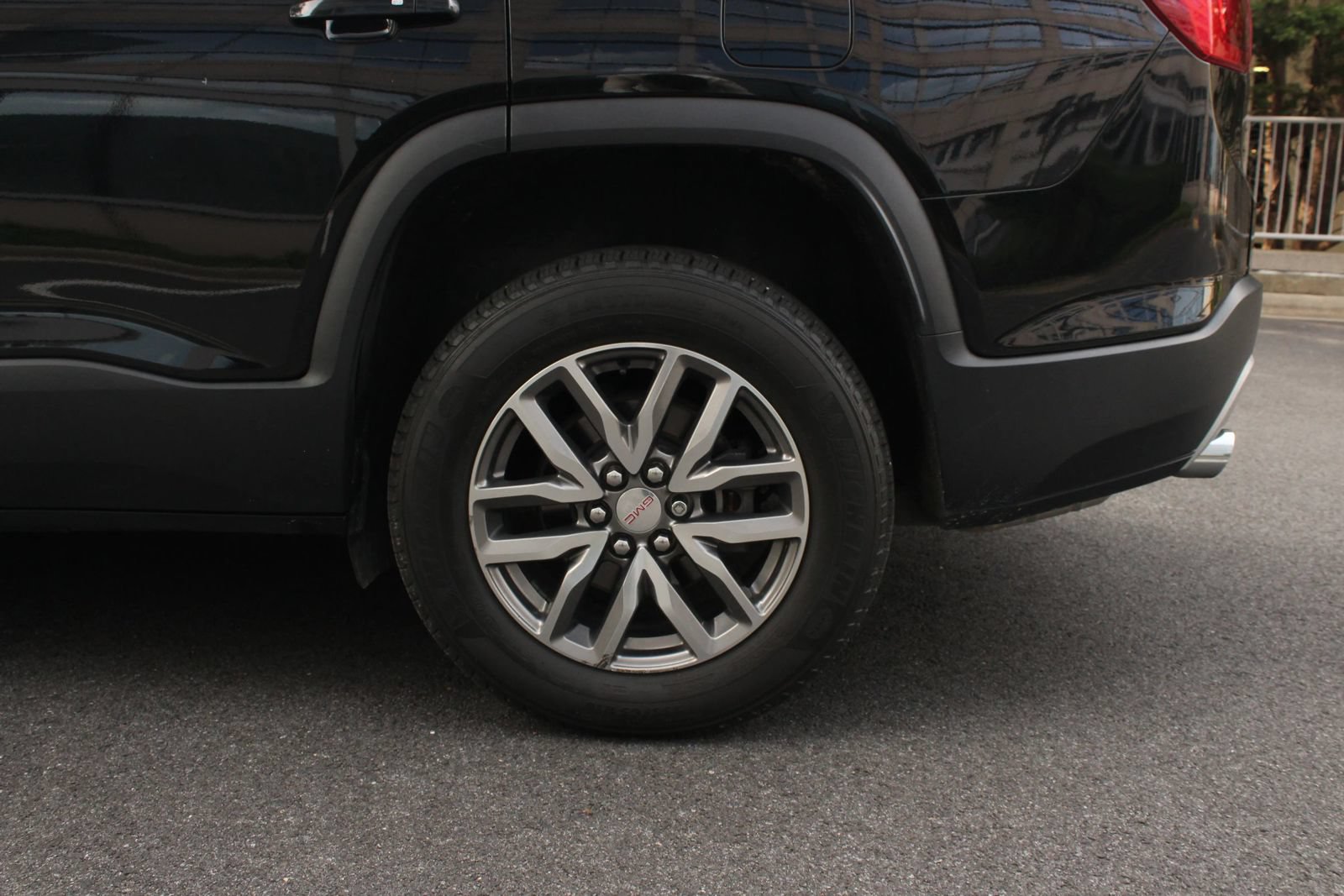 Used 2019 GMC Acadia SLE w/ LPO, Floor Liner Package FWD image 10