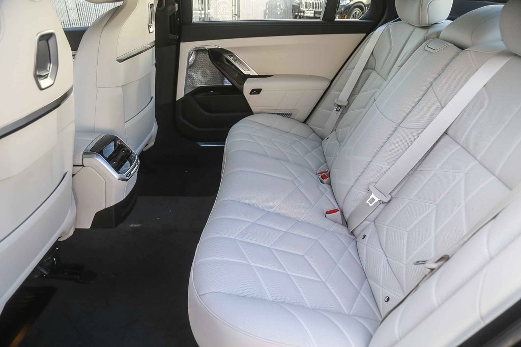 Used 2026 BMW 750e xDrive w/ Premium Package AWD/4WD image 15