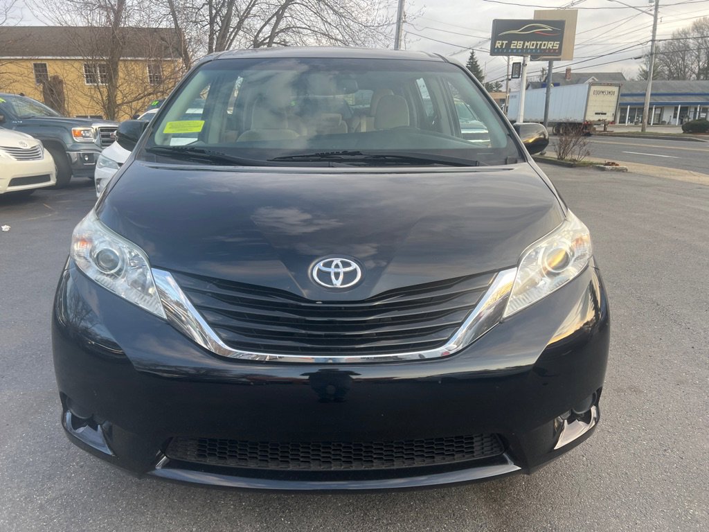 Used 2017 Toyota Sienna LE w/ Protection Package image 9