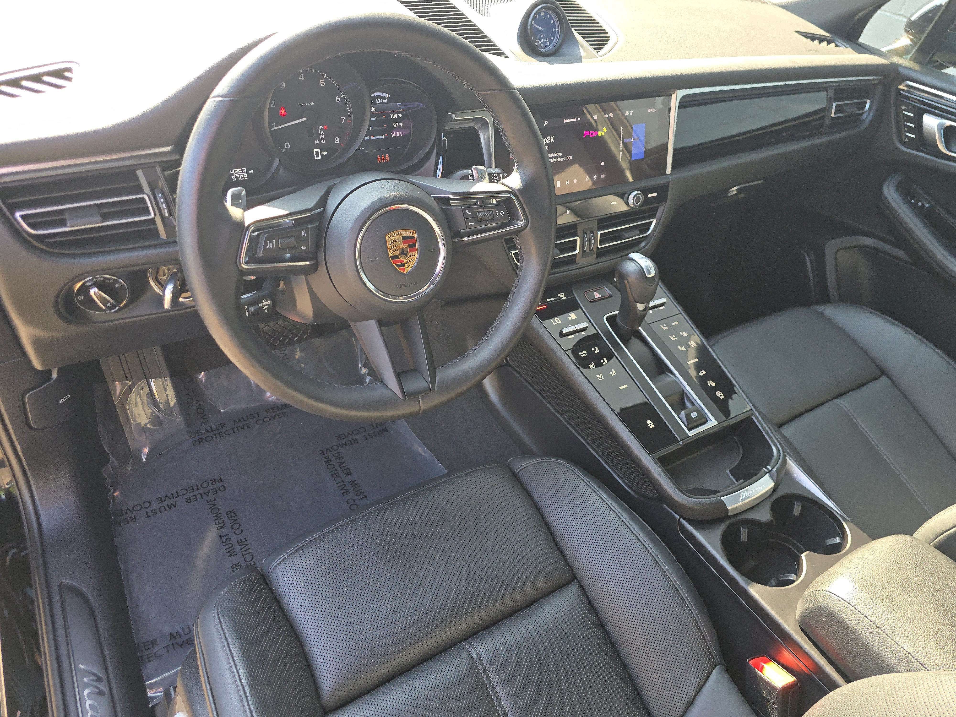 Certified 2026 Porsche Macan AWD/4WD image 4