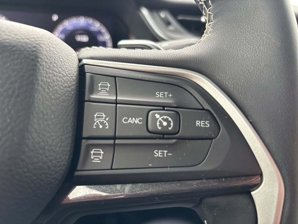 Used 2023 Jeep Grand Cherokee L Laredo image 28