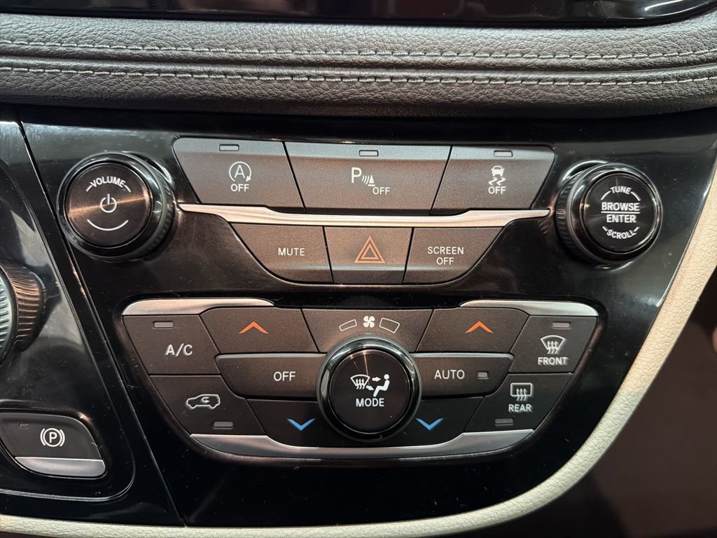 Used 2020 Chrysler Pacifica Limited FWD image 48