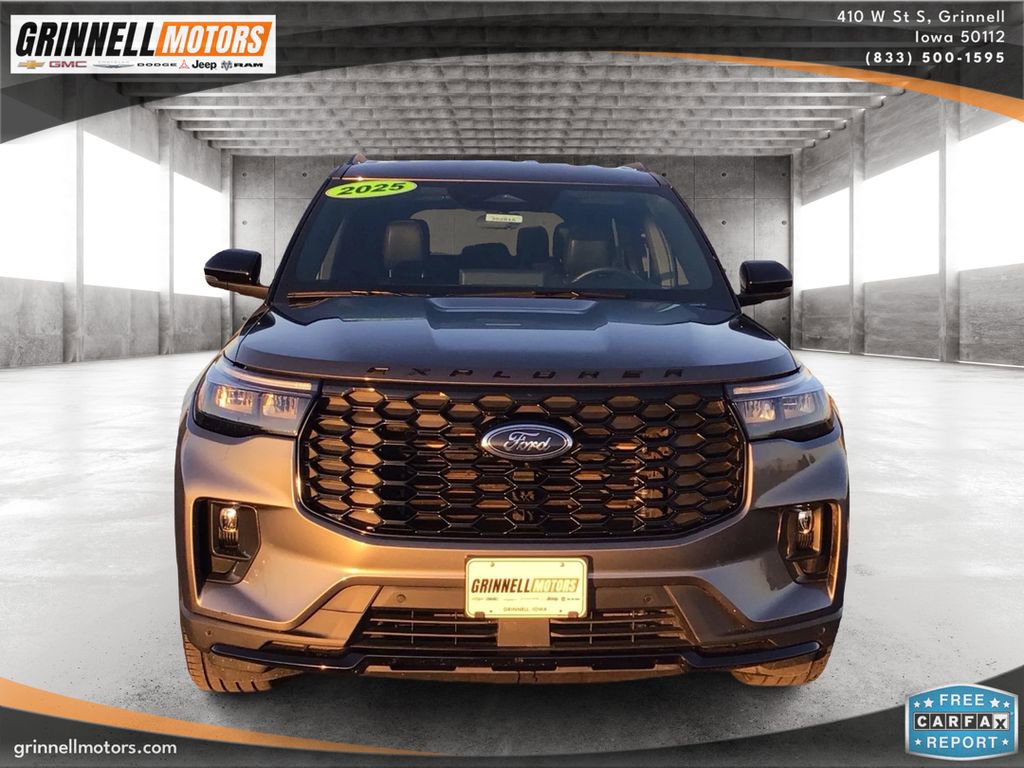 Used 2025 Ford Explorer ST-Line w/ ST-Line Street Pack image 2