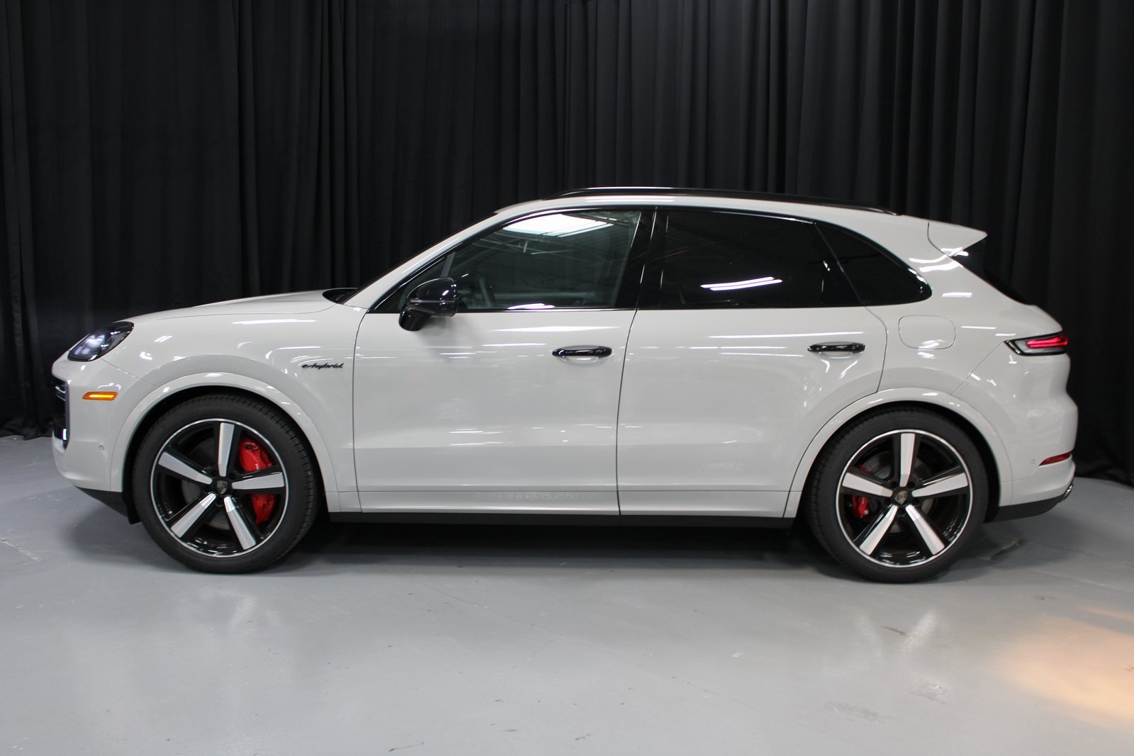 New 2025 Porsche Cayenne Turbo image 2