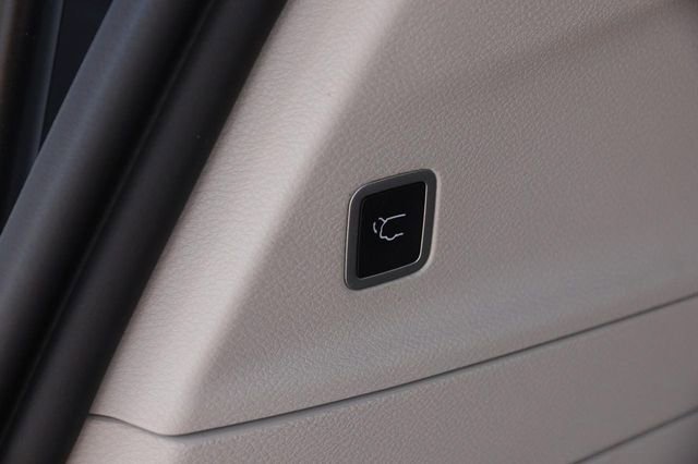 Used 2023 Chrysler Pacifica Touring-L w/ Uconnect Theater Family Group AWD/4WD image 8