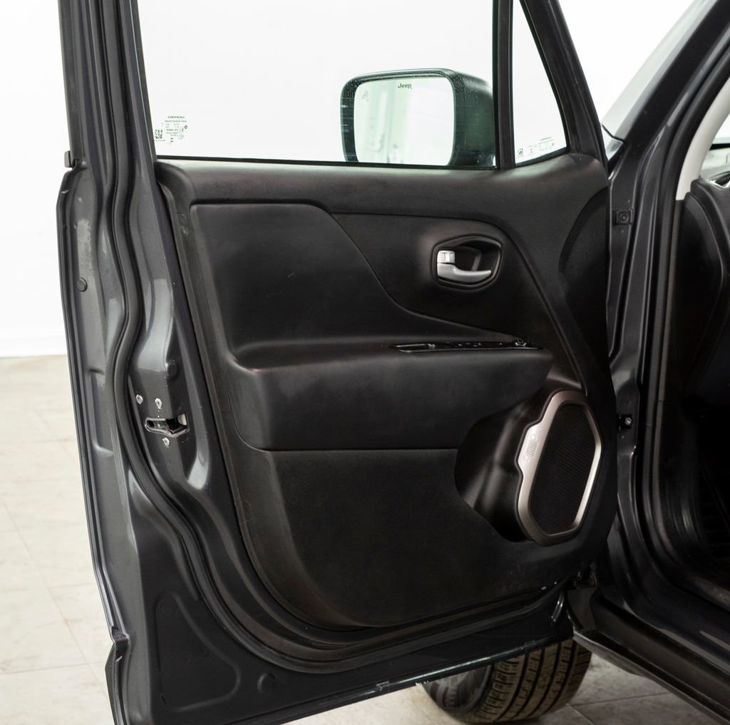 Used 2023 Jeep Renegade Latitude AWD/4WD image 6