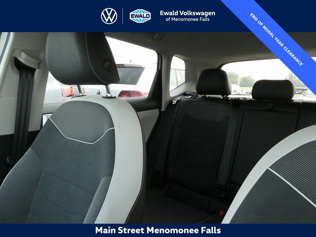 Certified 2025 Volkswagen Taos SE image 38