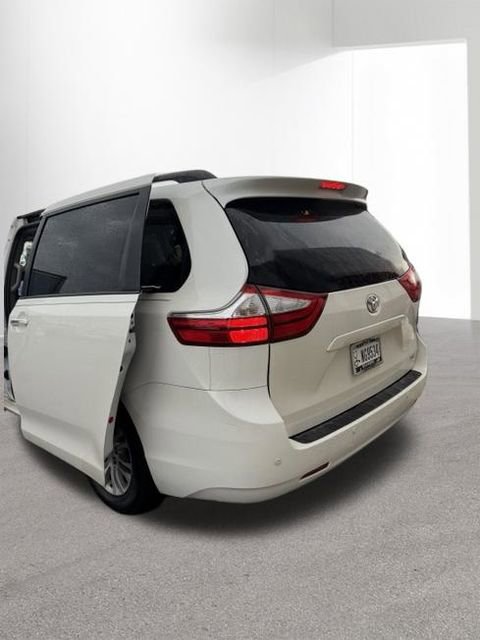 Used 2017 Toyota Sienna XLE Premium FWD image 16