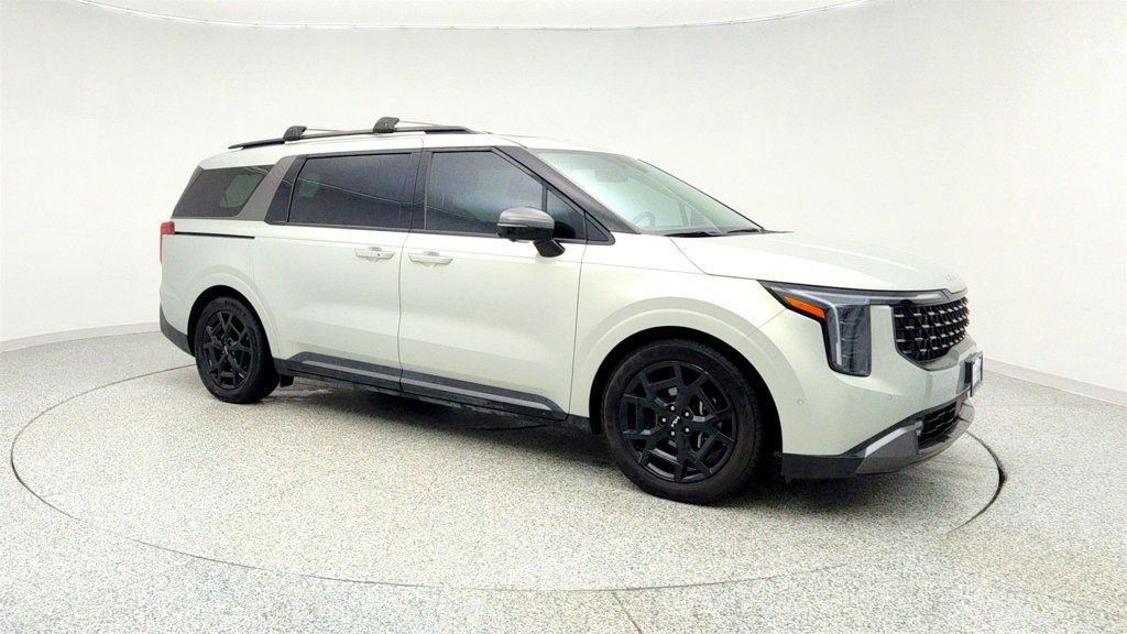 Used 2025 Kia Carnival SX Prestige image 3