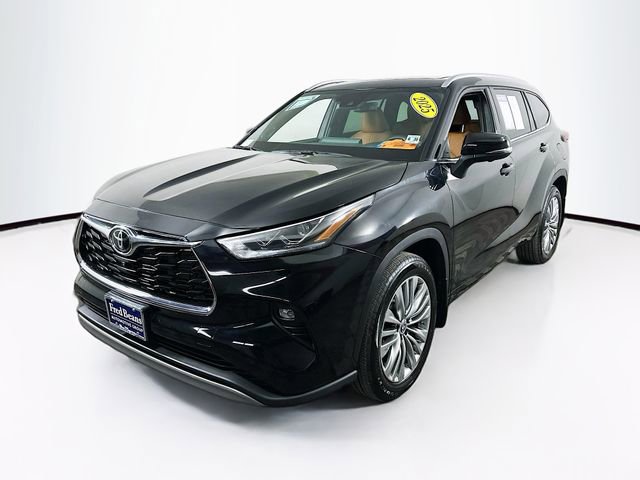 Used 2025 Toyota Highlander Platinum image 3