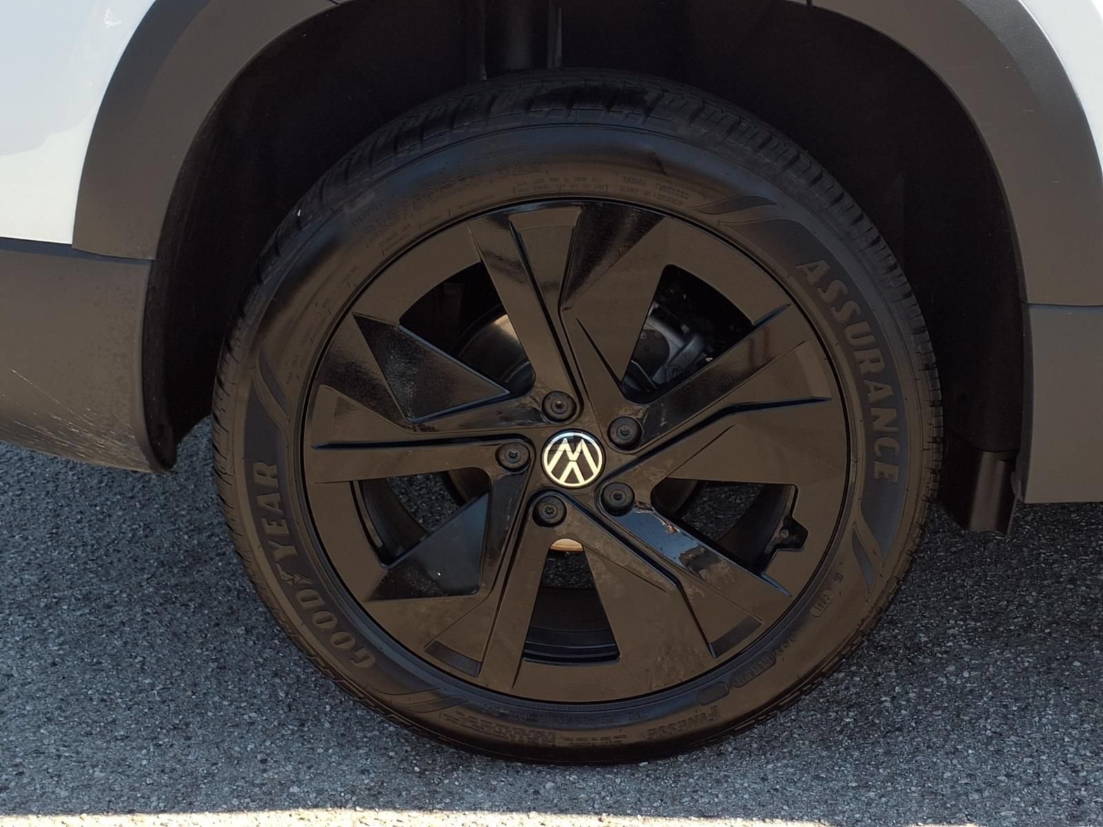 Certified 2026 Volkswagen Taos SE w/ Panoramic Sunroof Package FWD image 5
