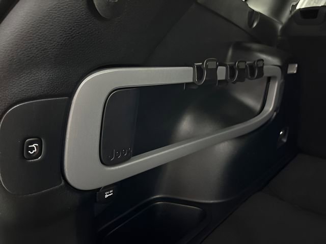 Used 2018 Jeep Cherokee Latitude Plus w/ Comfort/Convenience Group image 22