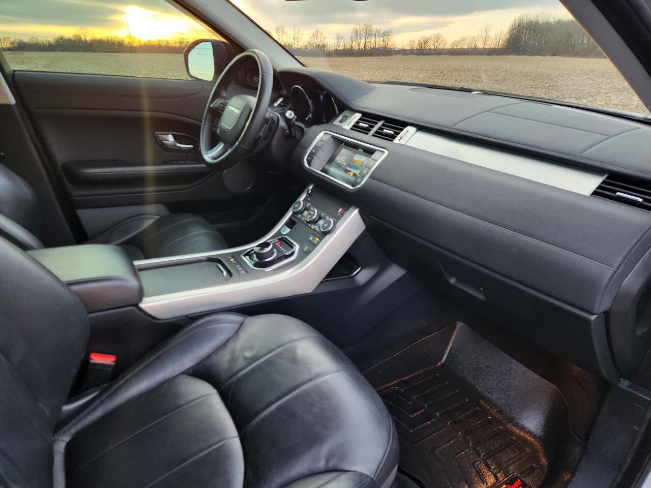 Used 2017 Land Rover Range Rover Evoque SE image 12